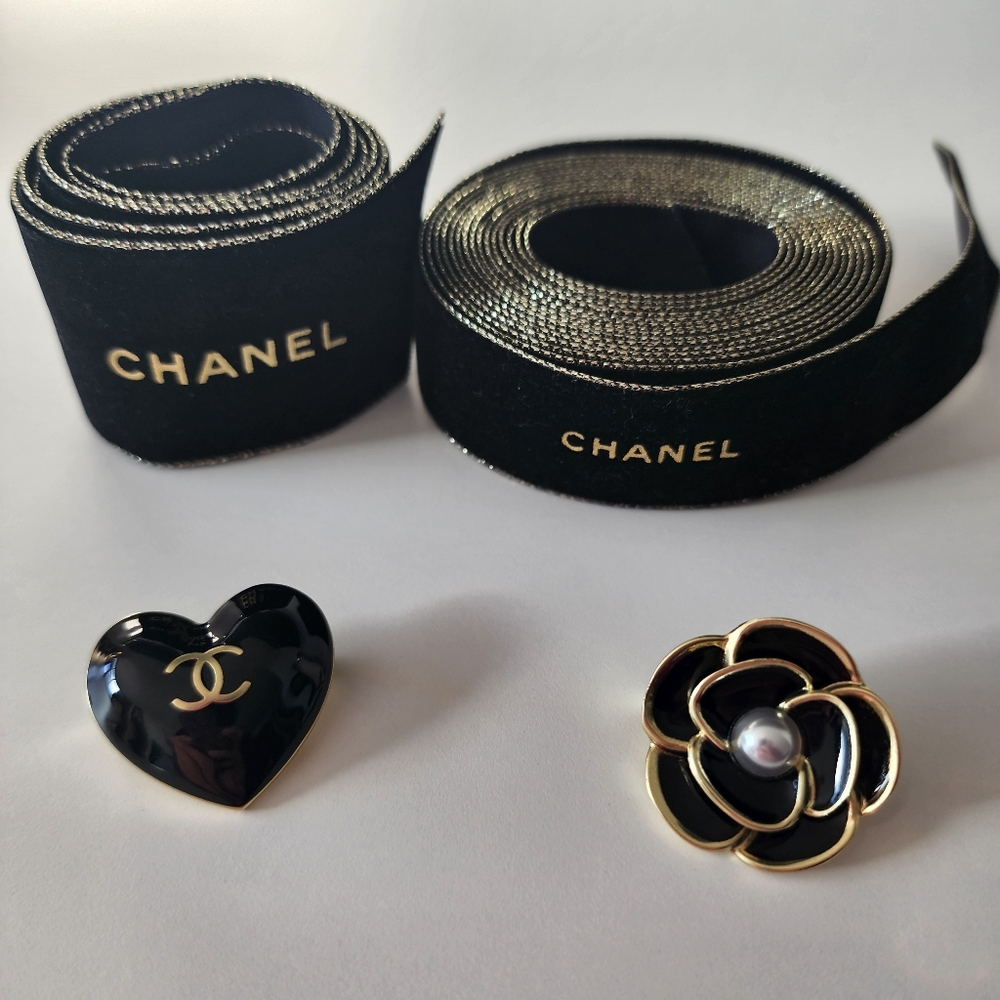 Chanel 2023 Holiday Limited Edition Ribbons & Charms Camellia & Heart Black